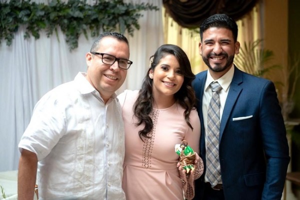 Larissa Noriega Banegas y Edwin Coellocelebraron su enlace civil el 19 de marzo, donde el mismo Miguel Vásquez fue padrino de ceremonia. El padre Edwin Nieto les obsequió a los novios una imagen de San José ¡para jamás olvidarlo!