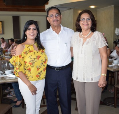 Karol Caballero, Roberto Arturo Caballero y Ofelia de Caballero