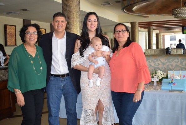 La abuela paterna, Gloria Fajardo, Roberto Villanueva, Gabriela Zavala, Roberto José y su abuelita materna, Lesbia Irías.