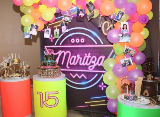 La fabulosa y vanguardista decoración en el Neon Birthday de Maritza encantó a todos por igual