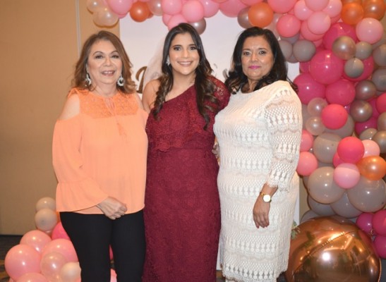 La madre del novio, Lourdes Suyapa Torres de Coello, junto a Larissa Noriega y su madre, Danelia Noriega