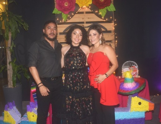 La quinceañera, Letizia Acosta Dunaway, acompañada de sus padres, Omar Acosta y Cheryl Dunaway de Acosta