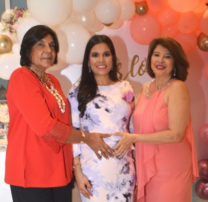 Las futuras abuelas Xiomara Kafie y Liseth Mahomar junto a Liseth Duran de Rivera.