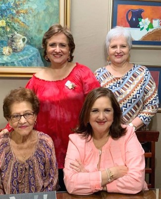 Las hermanas Rodríguez junto a su madre, doña Yoyita.