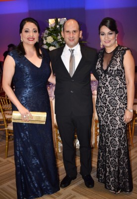 Linda Rovelo. Emerson Murillo y Gereen Egan