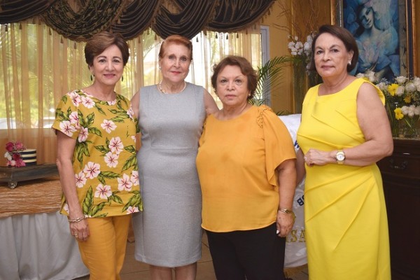 Doña Bessy Arriaga fue electa como madre del IWC 2019-2020; en la imagen está acompañada de Lizeth Nasser, Mery Mourra y doña Rosario Núñez