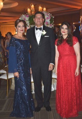 Los padres del novio, Nidia Andonie de Córdoba y Ricardo Córdoba, junto a su bella hija, Adriana Córdoba