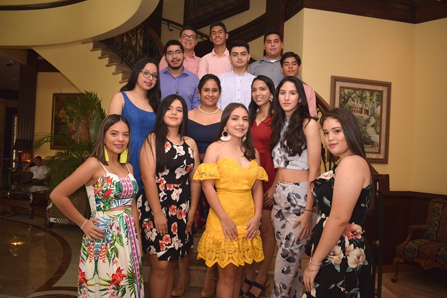 Seniors de la New Horizon School protagonizan desayuno