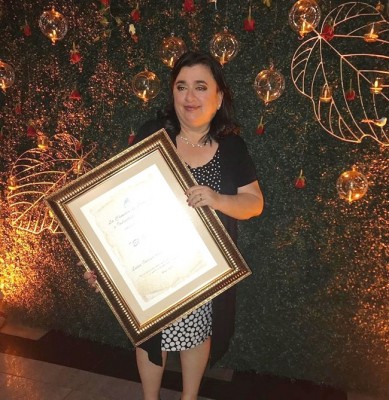 Luisa Aguero recibió el Premio Zorzal por su trayectoria periodistica de parte de la Cámara de Comercio e Industrias de Cortés