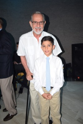 Celebrando su primera comunión: Marcello Abufele Rietti junto a su abuelo, Marco Rietti.