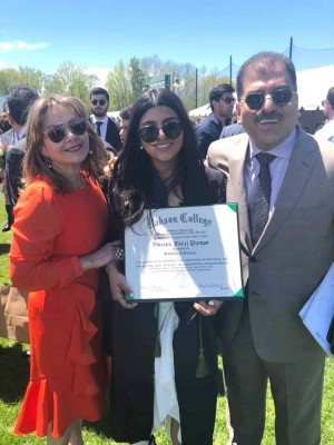 Muy orgullosos Jorge y Elena Faraj gracias a los logros profesionales de su hija, Viviana Lily.