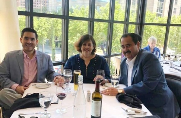 Pedro Cobos celebrando el día de la madre con su esposa y su hijo