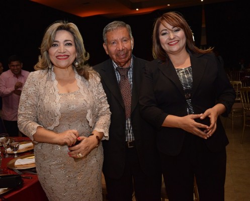 Dina Bulnes, Salomón Salguero y Karina Interiano.