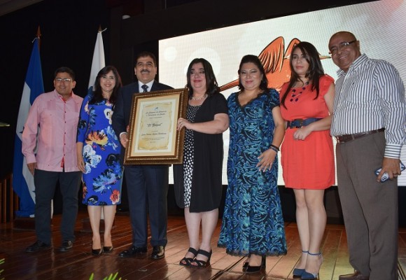 La homenajeada exaltada Luisa Agüero con Jorge Faraj, presidente de la CCIC y miembros de la junta directiva del Colegio de Periodistas de Honduras de la zona nor occidental.