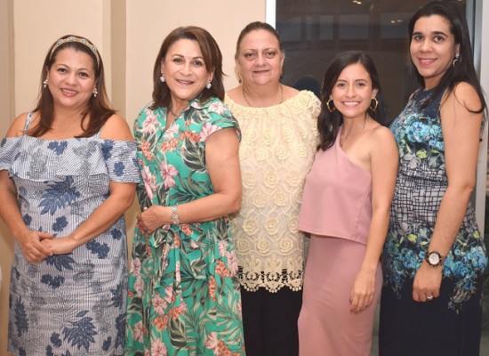 Sulim de Soto, Betty de Soto, Lucena Kawas, Gabriela Soto y Shiara Duran.
