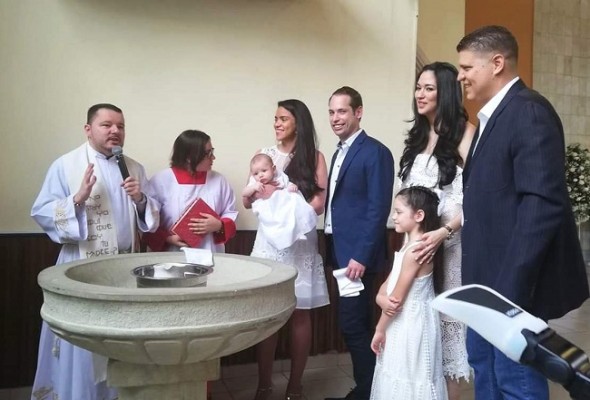 Uno de los momentos más emotivos durante la ceremonia de bautizo del pequeño Roberto José