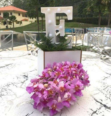 Cada una de las letras del nombre de "Daniela" engalanaron las mesas entre bases de espejos, conjugándose con las hermosas orquídeas cultivadas por su abuelita.
