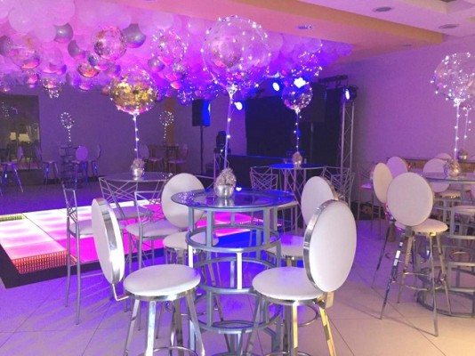 Luces LED a tono con los detalles de la decoración, energizarón el ambiente de celebración donde el blanco imperó en su plenitud