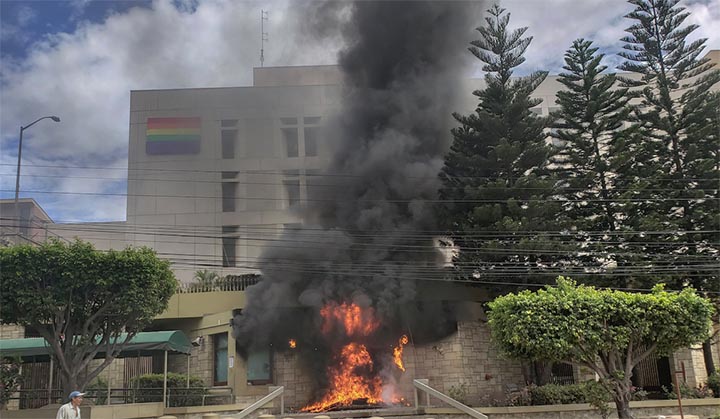 Manifestantes queman la entrada principal de la Embajada de EEUU en Tegucigalpa