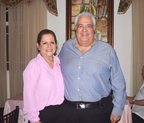 Élida junto a su esposo Kamal Dieck.