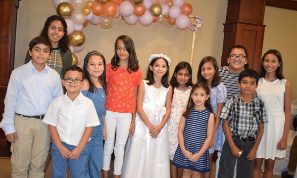 Adriana María celebró su primera comunión acompañada de amistades y familiares
