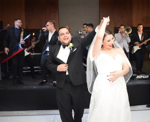 Al ritmo de una de las canciones del momento, Jesus y Paola bailaron su primer vals como esposos