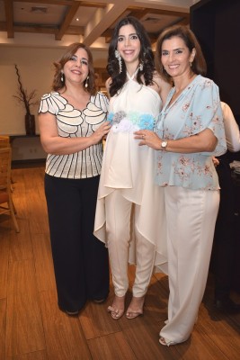 Andrea Zgheibra de Monterroso junto a su madre, Wafa Zgheibra y la abuela paterna, Suyapa de Monterroso.