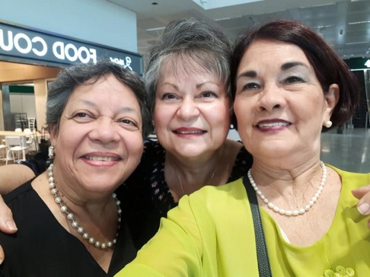 Blanca Alvarez con sus amigas, María Luisa de San Martín y Sandra Funez en su viaje por Milan, Italia.