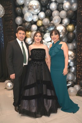 Blanca Figueroa junto a sus padres Amílcar y Amy Figueroa.