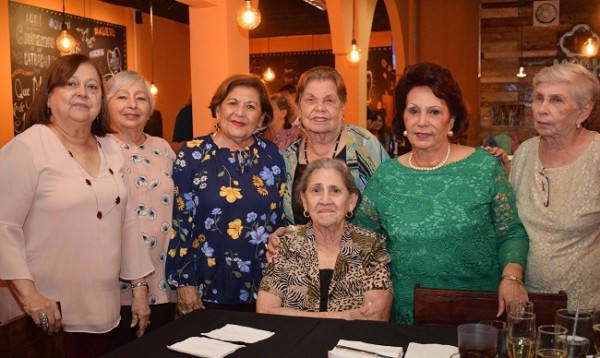 Carmen Urbina, Mery Bonilla, Gladys Lardizábal, Norma Corina de Barahona, Alba Luz Rogel, Gloria Flores y la cumpleañera, doña Gilda Adele Fontana.