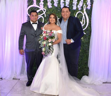Christian Alessandro Pineda Ramos y Suyapa Gabriela Bueso Godoy junto a Jimmy Tovar
