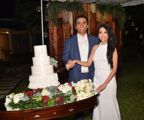Claudia Patricia y Eduardo compartieron con su íntimo círculo social su pastel de bodas, elaborado exclusivamente para la ocasión por Hanan Canahuati