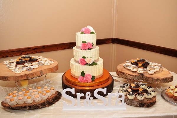 El candy bar y pastel de bodas, destacaron en un espacio de esencia rústica.