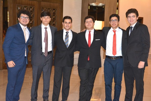Los jovenes de los grados superiores de la EIS compartieron una noche inolvidable en la antesala de la graduación 2019