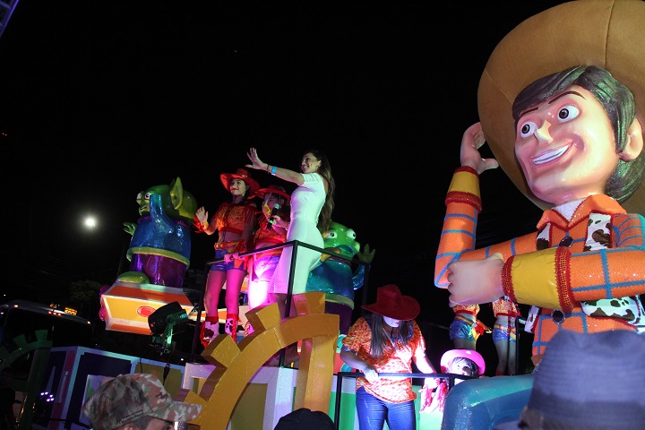 Miles de personas disfrutaron del colorido desfile de carnaval de la Feria Juniana 2019