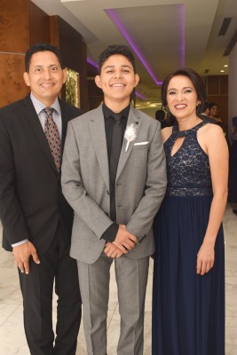 Diego Alberto con sus padres, Javier y Carolina Alberto.
