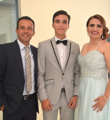 El graduado Carlos Ortega, con sus padres, Alma Caballero y Carlos Ortega