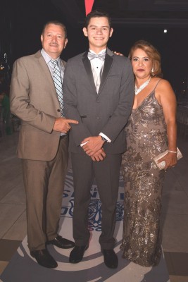 El graduado y presidente de la clase 2019, Martín López junto a sus padres, Martín y Elena López