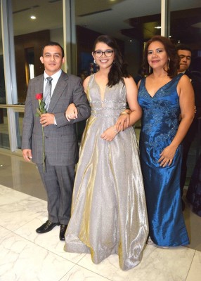 Francisco Cabrera con su hija, Sofia Cabrera y su madre, Raquel Kramer