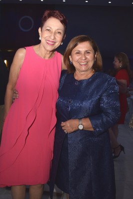Irela Pérez y Gloria de Galeano.