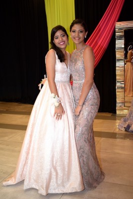Isabella Araujo y Sofía Kamar en la gala de graduación de la Escuela Internacional de La Lima