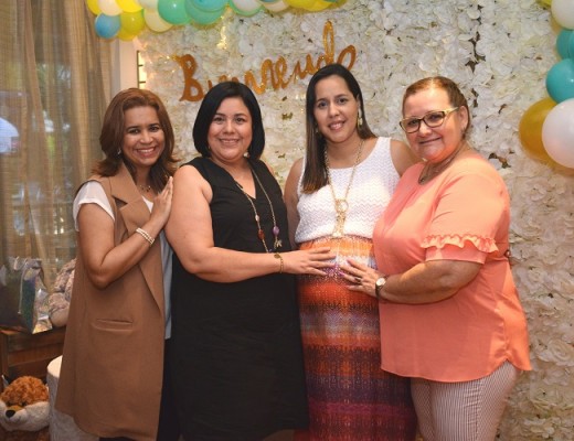 Jackie de Reyes, Glenda Flores, Kelly Andrade de Canales y Mirna Suazo