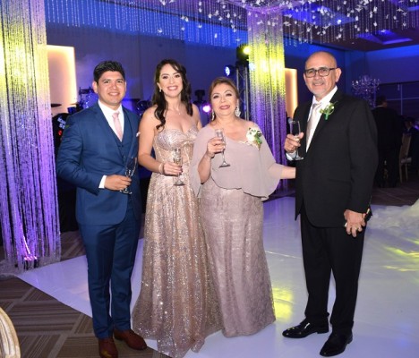 Jaime Edoardo Coello, Elianna Benavidez, Lourdes Torres de Coello y Jaime Coello, padres del novio.