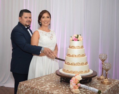 Jimmy Salinas y Aylin García compartieron su pastel de bodas elaborado por Nadia Canahuati de Signature Cakes
