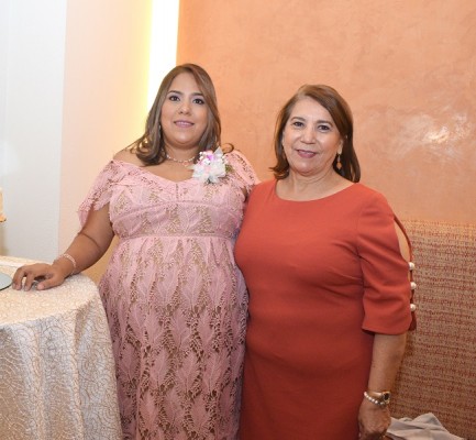 Karen Pérez Estrada junto a su madre, Mélida Estrada
