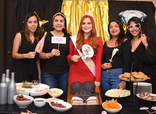 Katherine Azucena, Diana Flores, Jensy Alejandra Azucena, Belkis Castro y Raquel Kilgore.