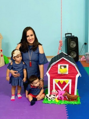 La afortunada mamá con los cumpleañeritos posan junto a la novedosa piñata elaborada por su abuelita, doña Dubis Oviedo