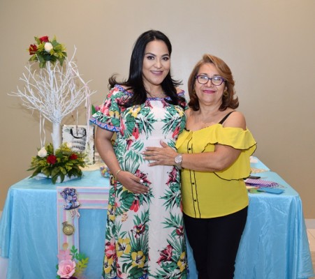 La futura mamá, Carol Díaz de Rojas, junto a su madre, Ana Gloria Zelaya