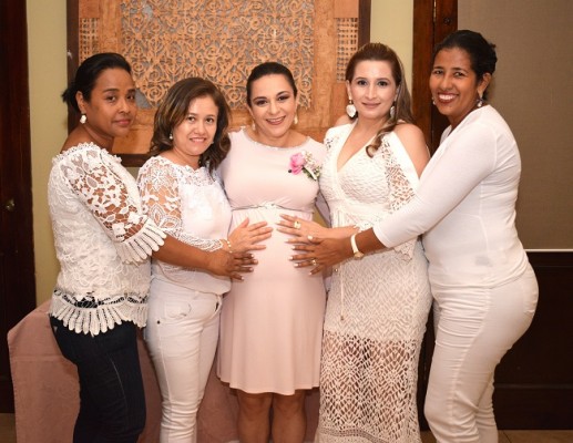 La futura mamá con las anfitrionas de su baby shower