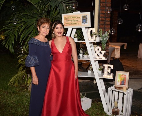 La madre de la novia, Dora Alicia Mejía y su hija, Dora Alejandra Mendoza.